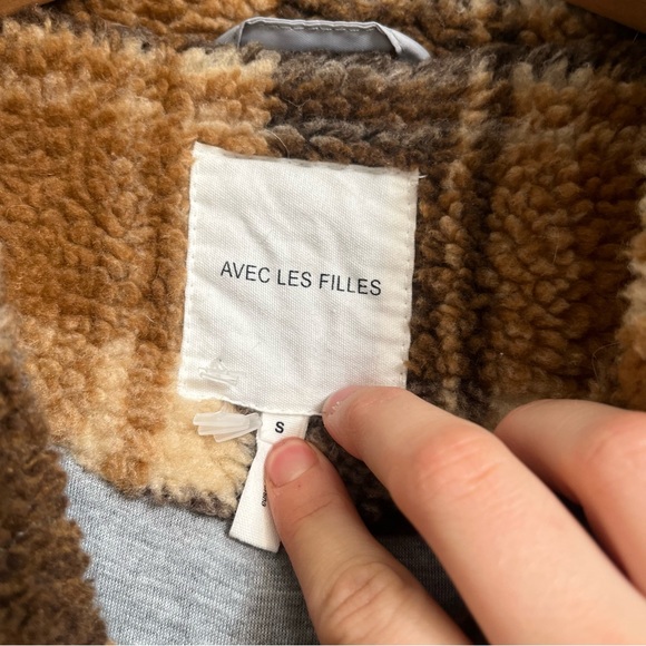 Avec Les Filles Plaid Teddy Fleece Shirt Jacket In Taupe Plaid Shacket - Picture 4 of 5